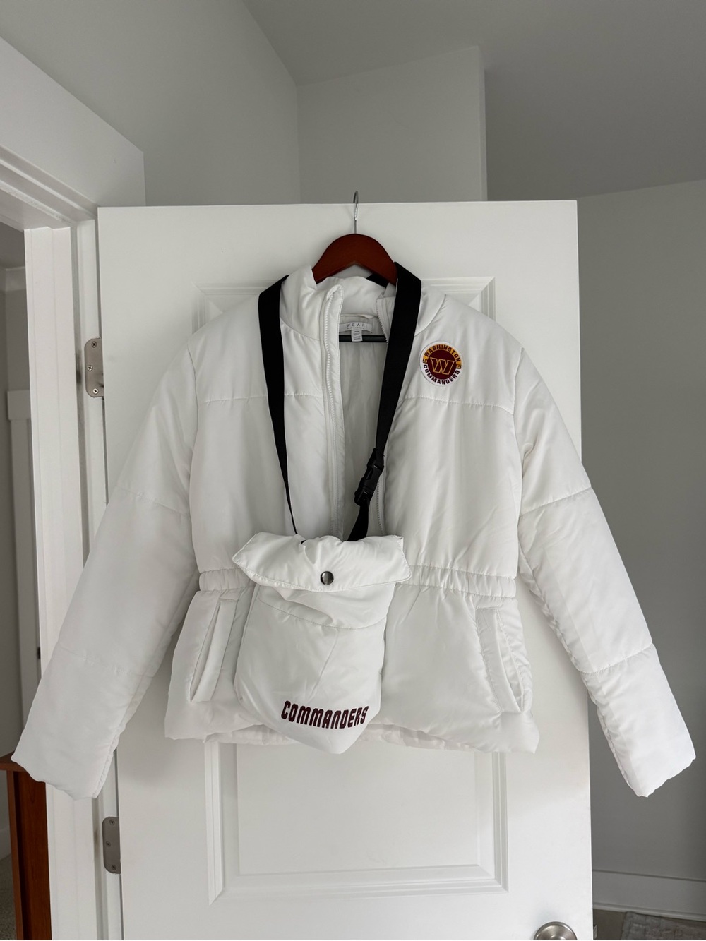 Women’s NFL washington commanders white jacket w/ commanders bag, size medium